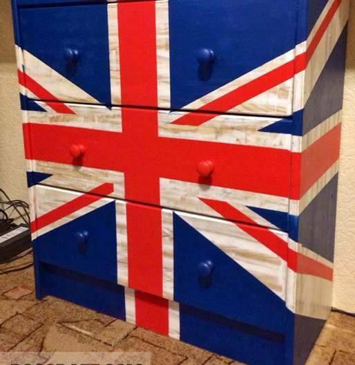 Комод с британским флагом