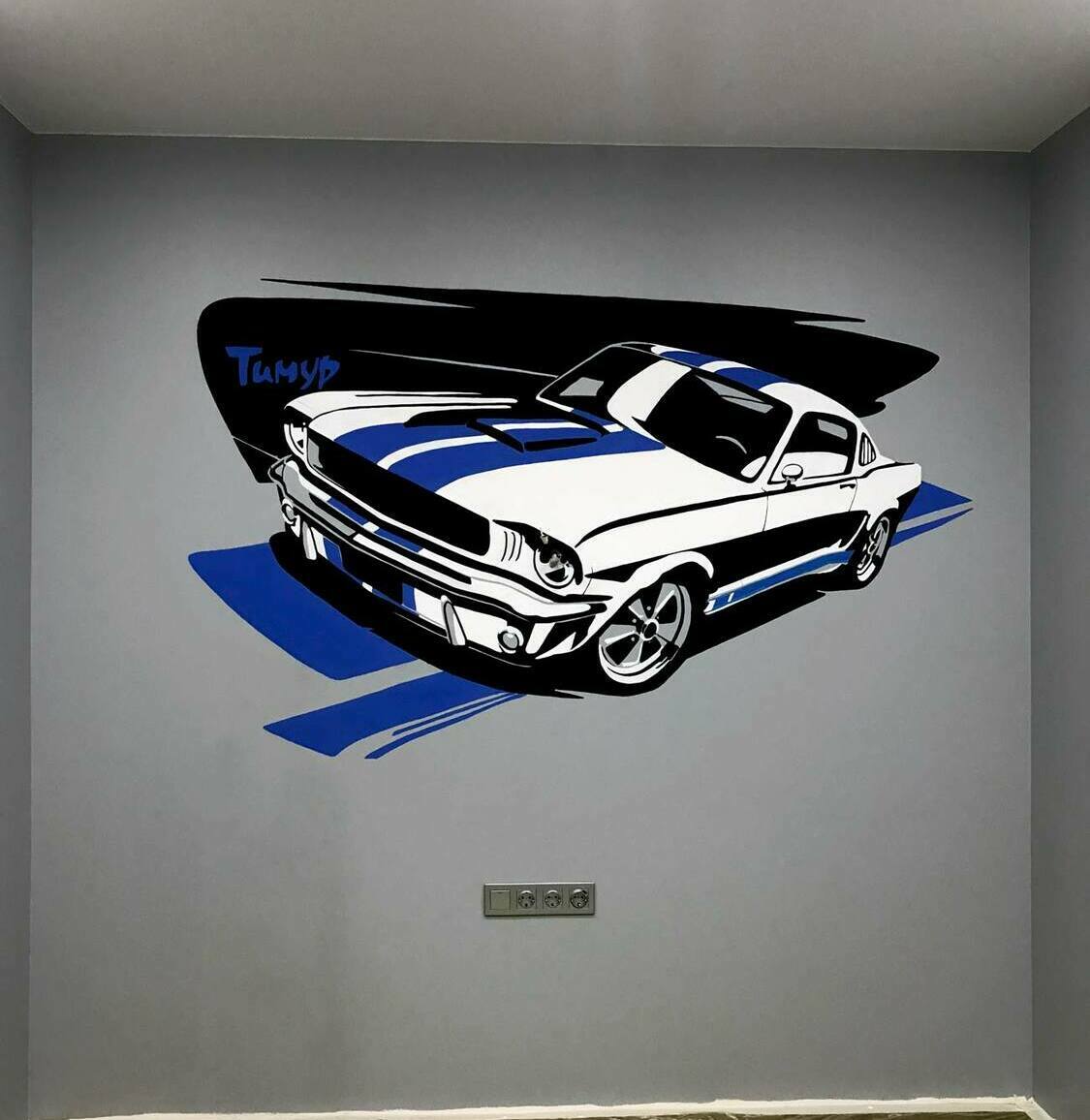 автомобиль на стене